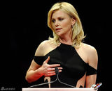 高清组图：查理兹-塞隆拼接礼服亮相身材发福