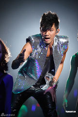 组图：钟汉良演唱会造型百变 献唱众多经典快歌