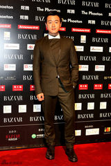 组图：佟大为帅气礼服亮相红毯 军装风显霸气