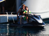 组图：卡戴珊携家人包游艇跳水度假 甘当摄影师