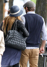 组图：莱弗利与雷诺兹牵手逛街 情侣装甜蜜登对