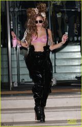 组图：Lady Gaga透明粉红bra出行 粉丝献吻