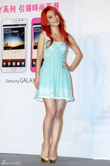 组图：Hebe自言30岁始叛逆 喜当Ella伴娘将性感出场