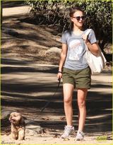 组图：娜塔莉-波特曼携宠物狗外出笑容满面