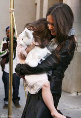 高清组图：凯蒂-赫尔姆斯黑衣亮相 苏瑞做鬼脸