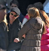 高清图：朱莉现身匈牙利 皮特贴身随行蜜吻秀恩爱