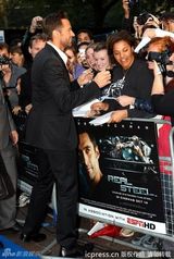 组图：《铁甲钢拳》伦敦首映 休-杰克曼比划拳脚