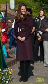 组图：凯特王妃独自出巡 优雅微笑接见民众