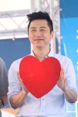 组图：庾澄庆热心公益 校园嘉年华呼吁弱势学子