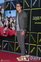 组图：宋茜允儿捧场韩片《高龄化家族》VIP试映