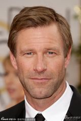 组图：阿伦-艾克哈特现身金球红毯型男范儿十足