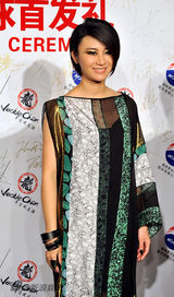 组图：成龙现身白酒品牌首发式 莫文蔚李玟等出席