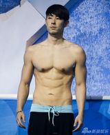 组图：吴建豪新造型半裸被绑 肌肉勃发玩SM