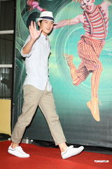 组图：陶晶莹一家三口看戏 曾宝仪天心无男伴