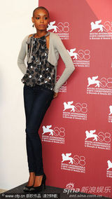 组图：《硬纸盒小镇》记者会 女主角光头造型抢眼