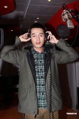 组图：胡歌为追女孩学唱歌 自曝是忘词大王