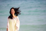 组图：江一燕素颜海滩写真 乐活态自然式性感