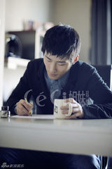 组图：窦骁写真登时尚杂志 安静淡然显忧郁气质