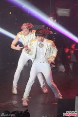 组图：韩组合B.A.P香港开唱 粉丝玩cosplay