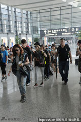 组图：萧亚轩黑超遮面亮相 与粉丝机场合影