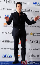 组图：众韩星亮相第17届釜山电影节蓝地毯