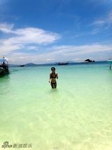 组图：张茆与外籍男友度假 比基尼秀性感曲线