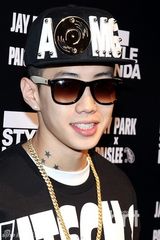 组图：朴载范BUMKEY助阵品牌活动献嘻哈舞台