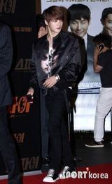 组图：金在中休闲装出席首映 明眸温柔放电