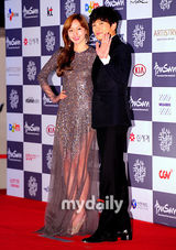 组图：金雅中灰色纱裙秀美腿 携池城亮相釜山红毯