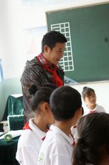 高清图：陆毅做星愿使者做公益 希望小学为孩子献唱