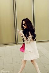 组图：姜欣雨街拍短裤秀美腿 波浪长发披肩妩媚