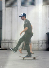 组图：夏雨驾车外出玩滑板 腾空翻板尽显专业范