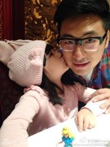 组图：李湘一家游港 Angela父女互吻晒亲情