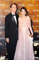 组图：霍震霆出席周年舞会 霍启刚等人陪伴身边