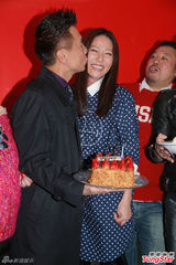 组图：滕丽名老公公开亮相 献热吻祝贺爱妻生日