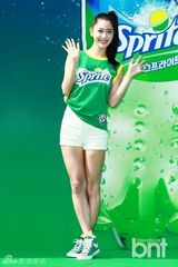 组图：演员Clara可爱运动造型 参加街头篮球赛