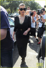 组图：卡戴珊V领装秀丰满 下车后不停摆弄裙子