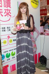 组图：傅颖为新书做宣传 人气爆棚销量飘红