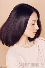 组图：董洁知性造型登杂志封面 被封治愈系艺人