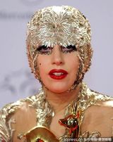 组图：Lady Gaga赴Bambi颁奖礼 金丝包头惨变榴莲