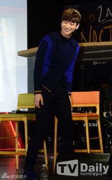 组图：2AM为演唱会排练 郑珍云车祸后首亮相