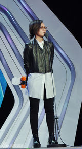 组图：周笔畅亮相青春盛典获最受欢迎女歌手