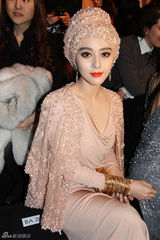 组图：范冰冰化身中东双面佳人 巴黎行完美收官