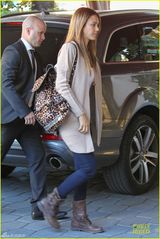 组图：阿尔芭笑容灿烂 甜蜜吻老公庆生