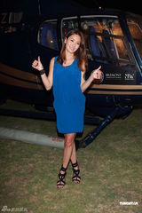 组图：袁咏仪现身时尚派对 王敏德驾直升机现身