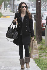 组图：艾玛-沃特森引领风尚女星钟爱铆钉包