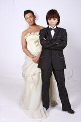 组图：黄小蕾张铎搞怪婚纱照打造另类婚礼