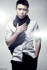 组图：李乃文最新时尚大片 显别样风尚“淑”男