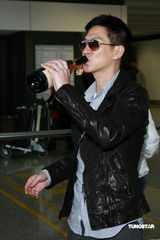 幻灯：张家辉台湾载誉归来 谈亲历地震感受