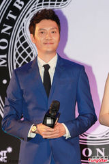 组图：冯绍峰倪妮携手亮相 台下谈笑秀恩爱